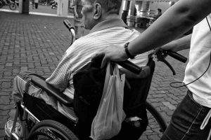 Se una persona si prende cura di un suo familiare, la prestazione di lavoro dovrà intendersi svolte gratuitamente