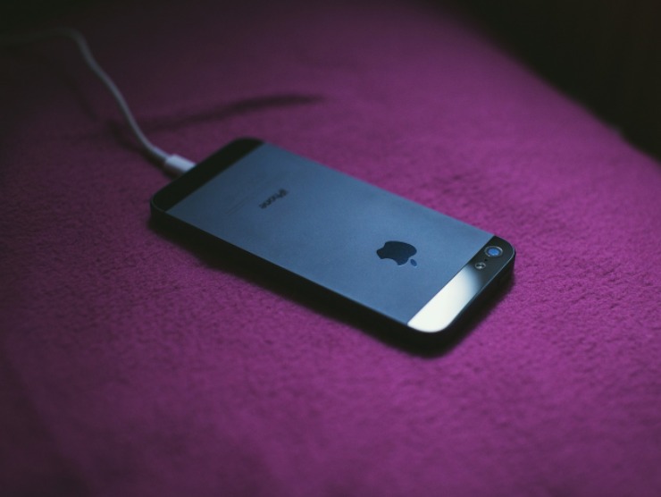 Caricare smartphone, allarme Apple