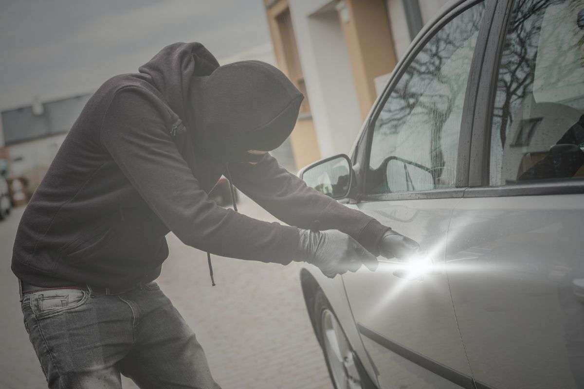 Il trucco che i ladri usano per rubare l'auto