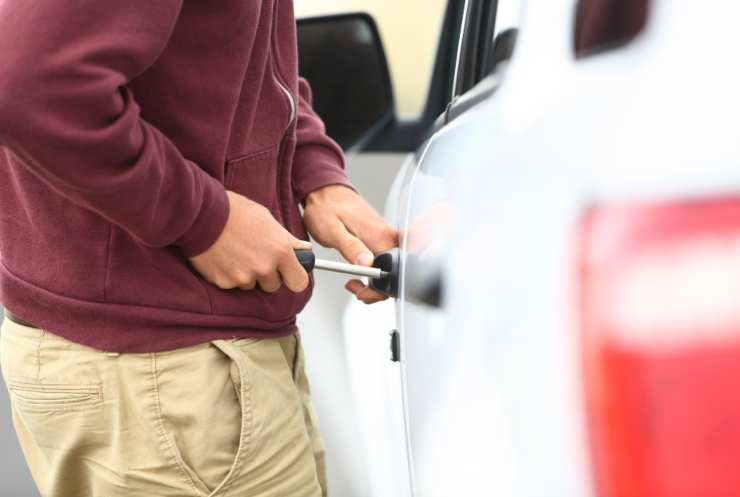 Il trucco che i ladri usano per rubare l'auto