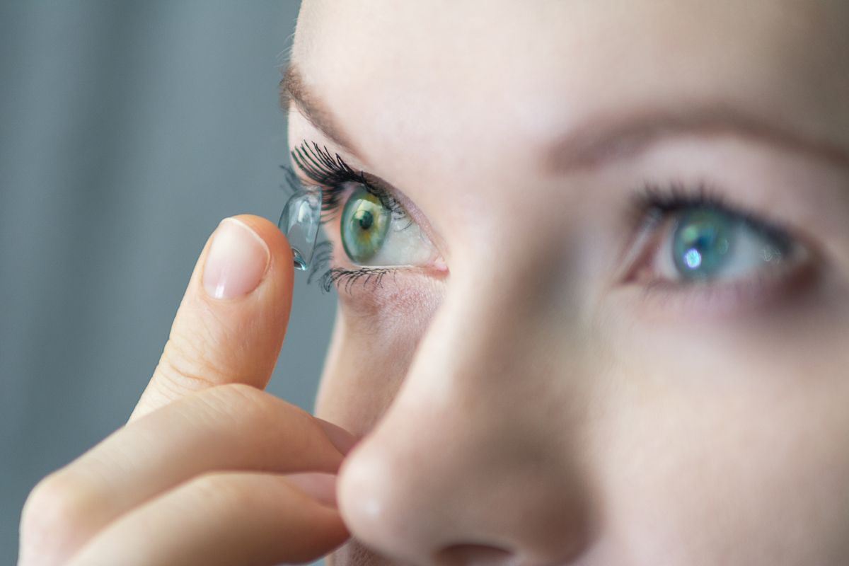 Le lenti a contatto che si attaccano agli occhi sono spesso molto difficili da rimuovere.
