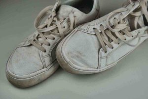 scarpe sporche sui terreni fangosi o per strada